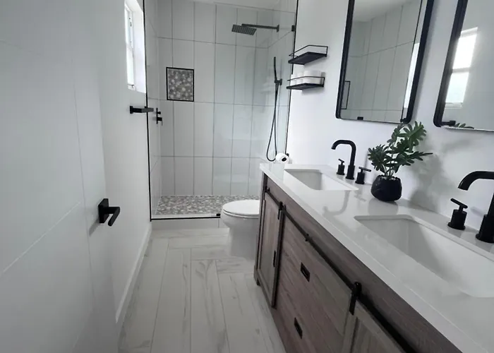 Hidden Hideaway-7Mile-2Bed2Bath-Pool -Kingbed